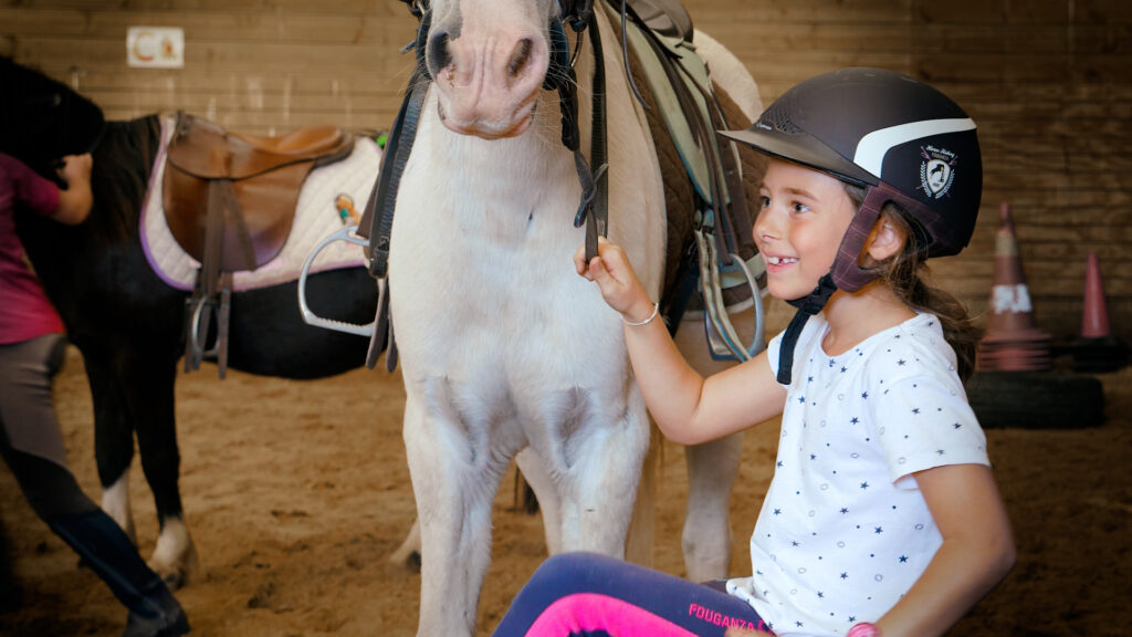Une enfant et le poney